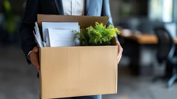 沪深优配 【民企法务微窗】劳动争议典型案例：关联企业混同用工，人民法院可根据劳动者主张并结合案情认定劳动关系